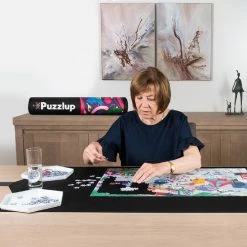 Puzzlup 1500 - Puzzelmat Neopreen - Zelfsluitend & Antislip - Portapuzzle Met Luxe Opbergtube - Tot En Met 1500 Stukjes - 66 X 120 Cm -Exporteren puzzels winkel 550x550 302