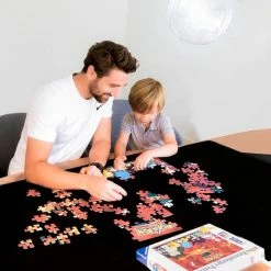 Puzzlup 1500 - Puzzelmat Neopreen - Zelfsluitend & Antislip - Portapuzzle Met Luxe Opbergtube - Tot En Met 1500 Stukjes - 66 X 120 Cm -Exporteren puzzels winkel 550x550 304