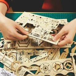 Robotime Modelbouwpakket V8 Gp Car 19 X 8 Cm Hout 220-delig -Exporteren puzzels winkel 550x578 4